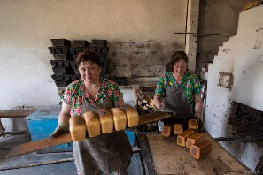 Выпечка хлеба в местной пекарне. д.Лопшеньга
Фото Ильи Бармина